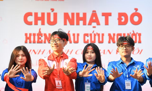 'Chủ Nhật Đỏ' 2025: Hàng nghìn sinh viên ‘check-in’ hiến máu – Trao yêu thương, nhận quà