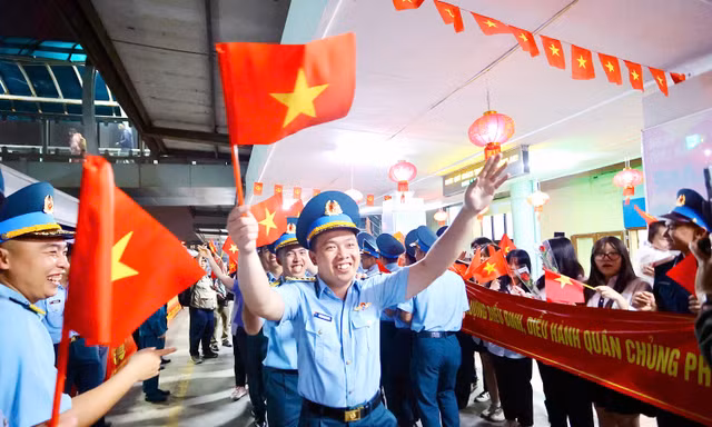 Tuổi trẻ Thủ đô tiễn bộ đội, dân quân lên đường hợp luyện diễu binh Kỷ niệm 50 năm Ngày Giải phóng miền Nam