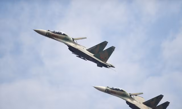 Màn trình diễn mãn nhãn của tiêm kích Su-30MK2 và trực thăng Mi trên bầu trời Hà Nội