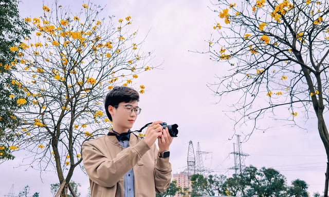 Chàng blogger du lịch đặt chân đến con đường hoa phong linh rực rỡ ở Hà Nội