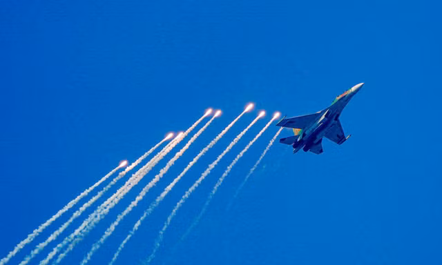 Quốc kỳ tung bay giữa trời xanh, tiêm kích SU-30MK2 thả bẫy nhiệt rực sáng bầu trời TP. HCM