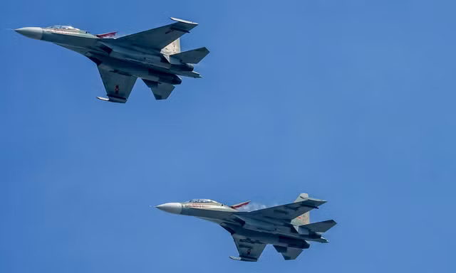 Tiêm kích Su-30MK2 chao lượn trên bầu trời TP. HCM, sẵn sàng cho Đại lễ 30/4