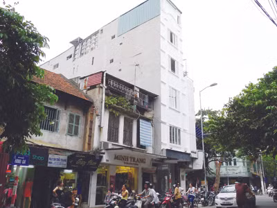 Tòa nhà số 2 Hàng Gà vừa xây xong cao hơn nhiều nhà xung quanh Ảnh: Xuân Phú