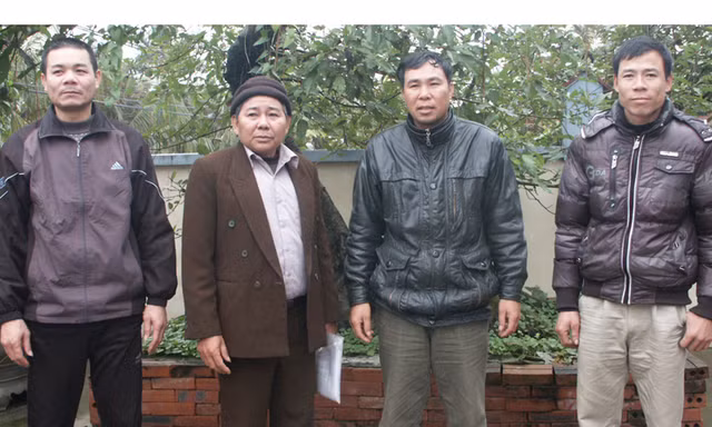 Ông Trong (thứ hai trái sang) và một số hội viên LCHNTTS huyện Tiên Lãng
