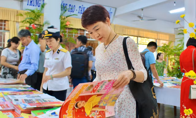 Gửi tặng hơn 4.000 ấn phẩm báo Xuân đến quân, dân Trường Sa