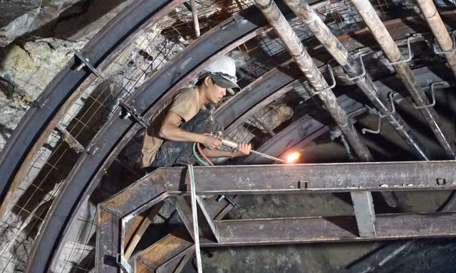 Đường sắt Bắc - Nam còn ách tắc 3 ngày tới vì sạt lở hầm Bãi Gió