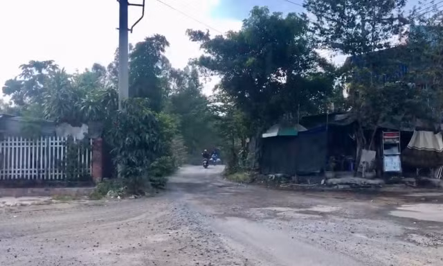 Dân khốn khổ vì đường 'bụi mù trời'