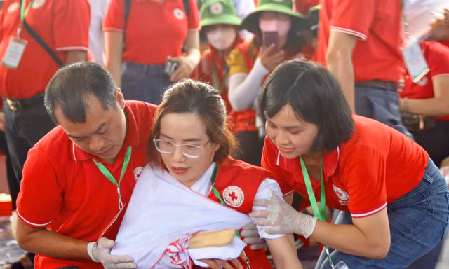 Tình nguyện viên thi sơ cấp cứu