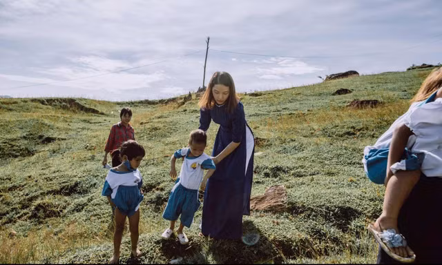 Bộ ảnh đẹp về hành trình thắp sáng ước mơ đến trường của các em nhỏ vùng cao