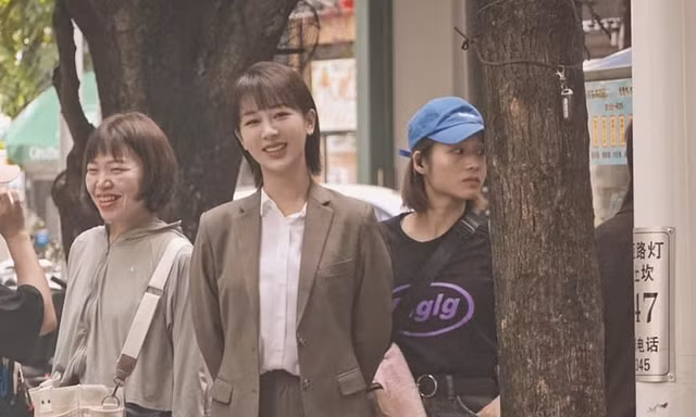 “Nữ bác sĩ tâm lý“: Loạt ảnh hậu trường của Dương Tử lên hot search với nhan sắc gây bất ngờ