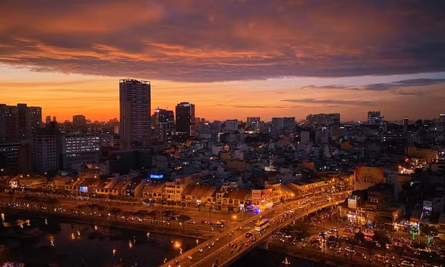 Bầu trời Sài Gòn chiều nay: Có gì đẹp mà teen và loạt nghệ sĩ rủ nhau “check-in“?