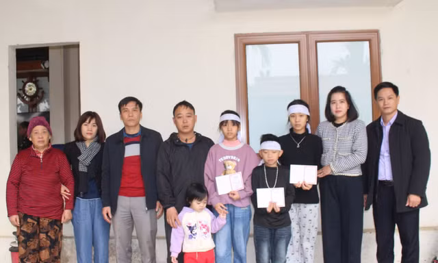 Báo Tiền Phong trao tặng sổ tiết kiệm cho 3 học sinh mồ côi mẹ ở Thanh Hóa