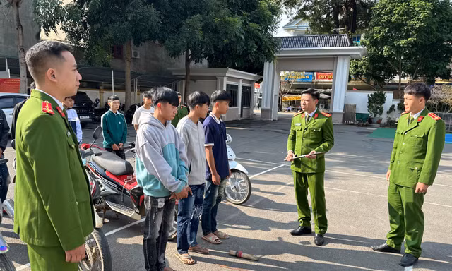 Khởi tố nhóm trai bản chế dao kiếm ra phố diễu võ dương oai