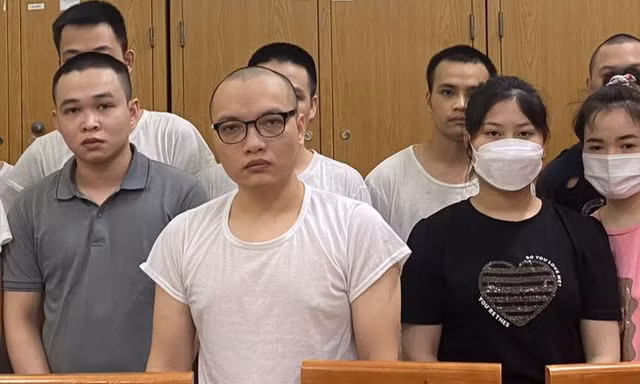 Công an Hà Nội bắt 'tú ông' quản lý đường dây 300 gái mại dâm
