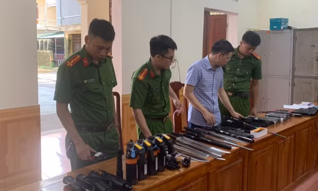Ngang nhiên livestream bán vũ khí, công cụ hỗ trợ 