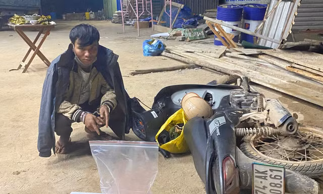 [CLIP] Tóm gọn đối tượng ném bọc ma túy để chạy trốn