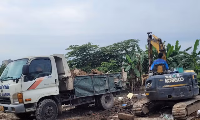 Hà Nội: Buộc đối tượng đổ trộm trạc thải trên đất dự án công viên trả lại nguyên trạng
