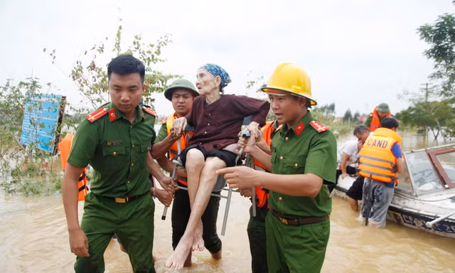 150.000 lượt cán bộ, chiến sỹ công an ngày đêm sát cánh cùng đồng bào vùng lũ