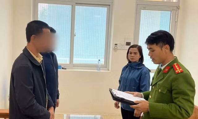 Chồng bị khởi tố, tạm giam vì đập hỏng điện thoại của vợ