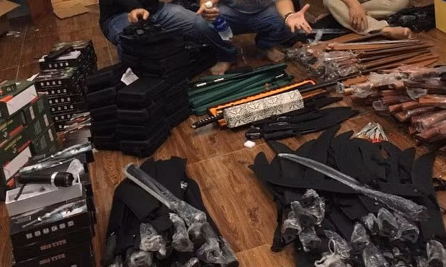 Bắt người bán vũ khí, lần ra cả kho kiếm, súng… ở Thủ Đức
