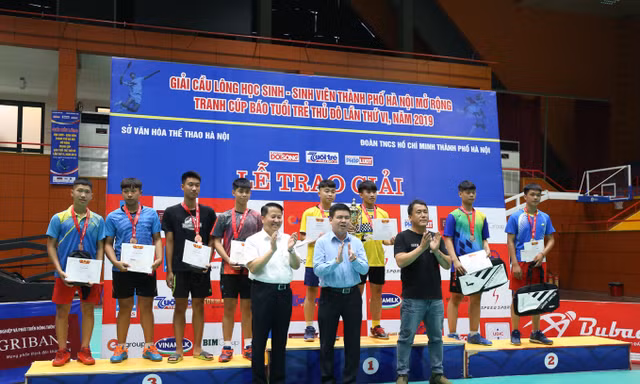 Các đồng chí lãnh đạo trung ương và TP Hà Nội trao thưởng cho các VĐV đạt thành tích cao tại Giải cầu lông học sinh - sinh viên thành phố Hà Nội mở rộng tranh Cúp báo Tuổi trẻ Thủ đô lần thứ VI - 2019.