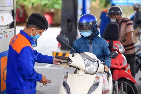 Giá xăng tiếp tục giảm vào ngày mai?