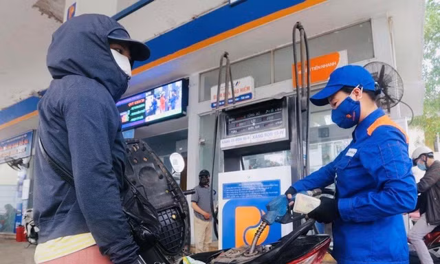 Xăng lập kỷ lục, RON 95 phá đỉnh 26 nghìn đồng/lít, cao nhất trong 9 năm gần đây