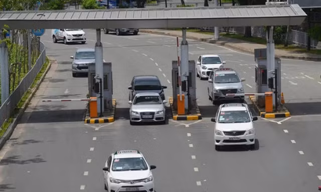 Bộ Giao thông ‘thúc’ thu phí tự động xe ra vào sân bay