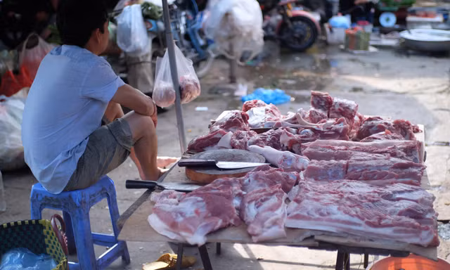 Giá thịt lợn tăng sốc, tiểu thương ế hàng vì sức mua yếu