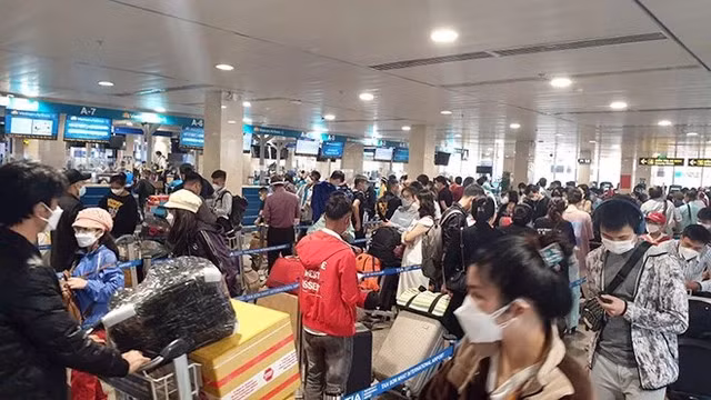 Yêu cầu báo cáo việc giá vé máy bay 'nhảy múa' dịp Tết