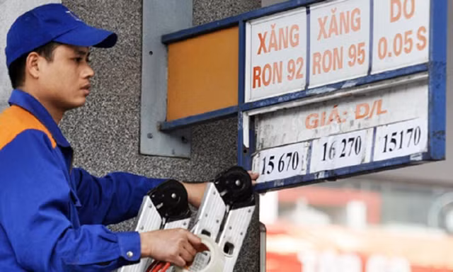 Giá xăng giữ nguyên, giá dầu giảm nhẹ