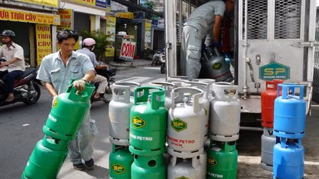 Giá gas tăng mạnh, gần 500.000 đồng/bình 12 kg