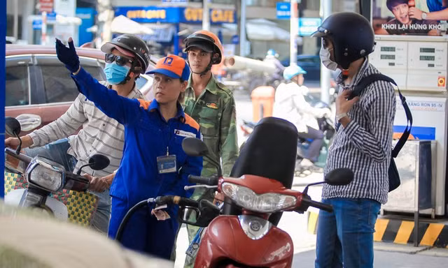 Giá xăng giảm xuống mức thấp nhất 3 năm qua