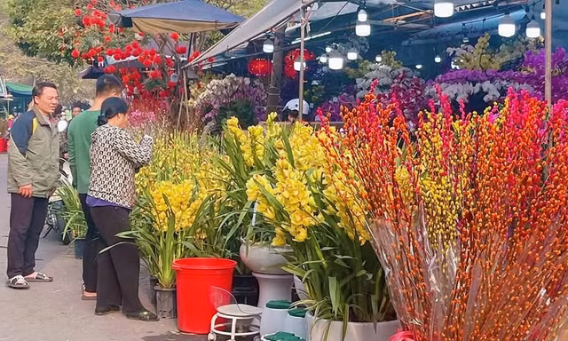 Giá hoa tăng cao do người dân tấp nập đi lễ 