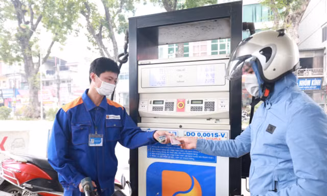 Giá xăng tăng gần 700 đồng/lít từ 15h hôm nay