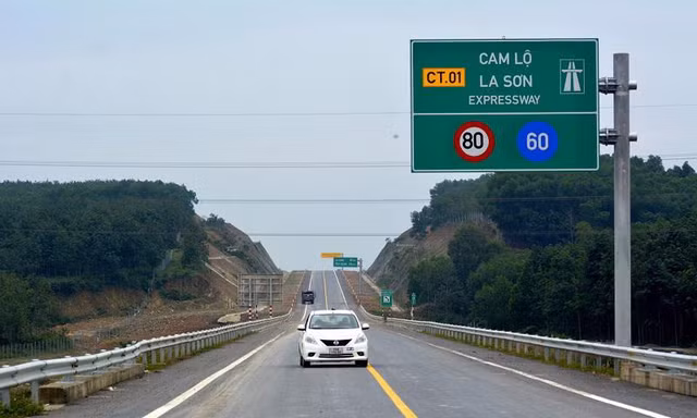 Đề nghị quy định đường cao tốc tối thiểu phải 4 làn xe