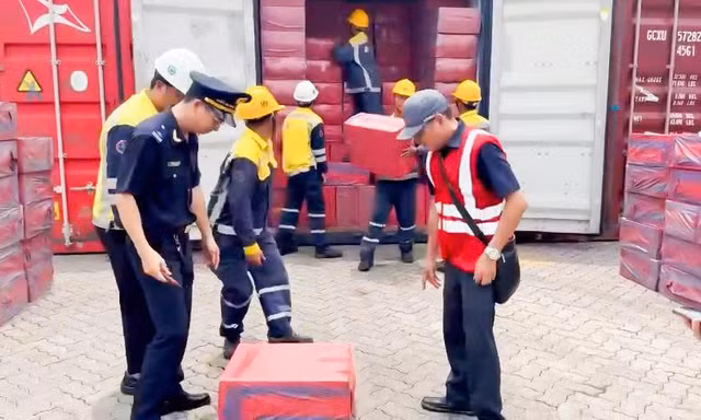 Phát hiện lô thuốc lá Manchester 'đội lốt' giấy vệ sinh