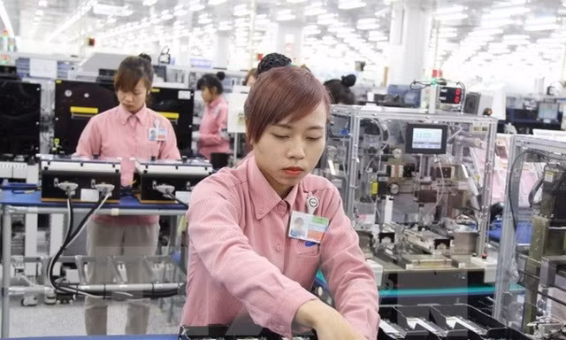 Việt Nam nhập siêu 2,6 tỷ USD trong nửa tháng 