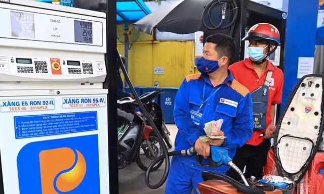 Giá xăng dầu tăng mạnh lên mức cao nhất trong 7 năm qua, RON95 vượt mốc 24.330 đồng/lít 