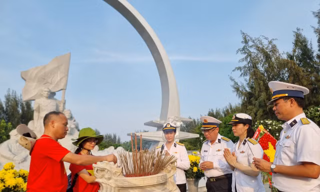 Lời tự vấn của thanh niên trước tượng đài chiến sĩ Gạc Ma 