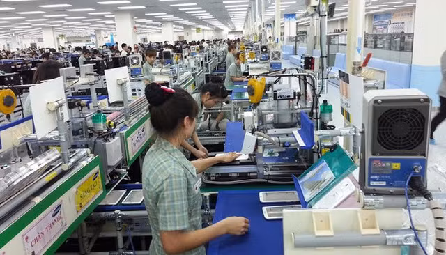 Việt Nam khan hiếm lao động ngành điện tử và may mặc