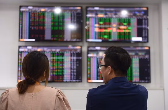 VN-Index giằng co mốc 1.600 điểm: Mua dễ lo 'đu' đỉnh, bán sợ lỡ sóng?