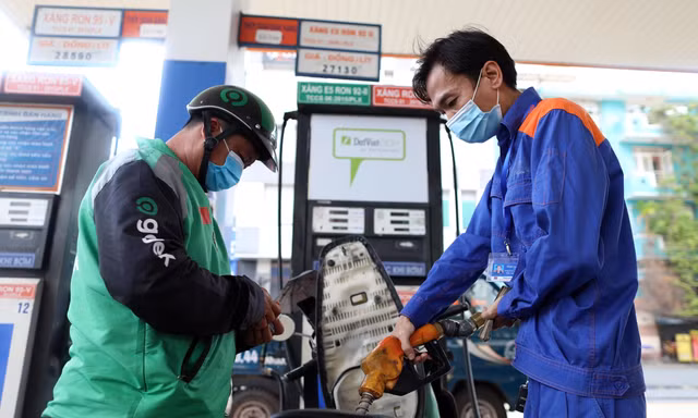 Ngày mai giá xăng dầu tăng?