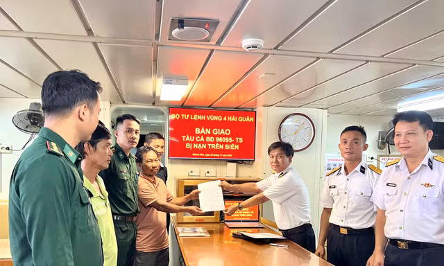 Hải quân cứu tàu cá ngư dân Bình Định gặp nạn trên biển