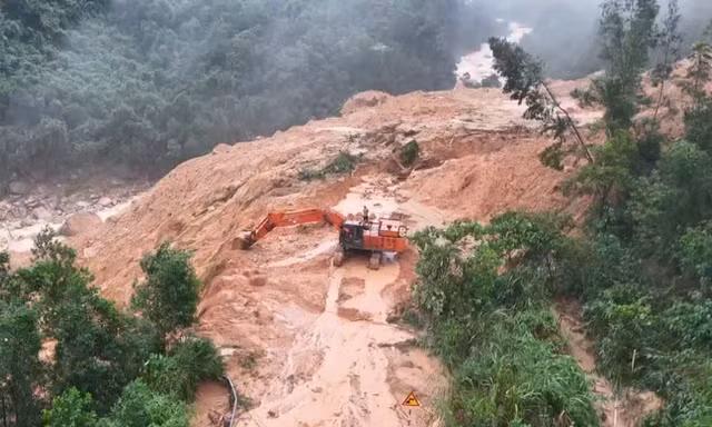 Dùng mìn phá khối đá nặng 100 tấn chắn ngang đèo Khánh Lê