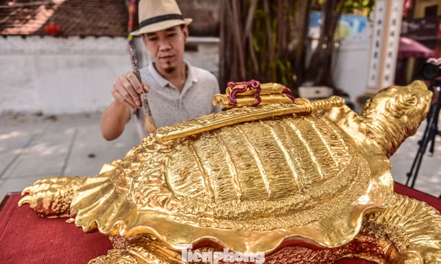 Tận thấy 'cụ rùa Hồ Gươm' khổng lồ được mạ vàng 9999