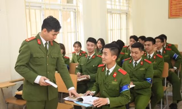 Sĩ quan công an được kéo dài thời gian làm việc tới 70 tuổi
