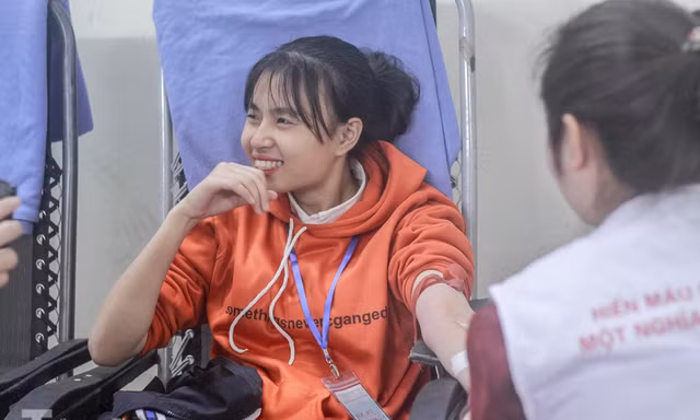 Sôi nổi hiến máu Chủ nhật Đỏ ở trường ĐH Kinh tế Kỹ thuật Công nghiệp