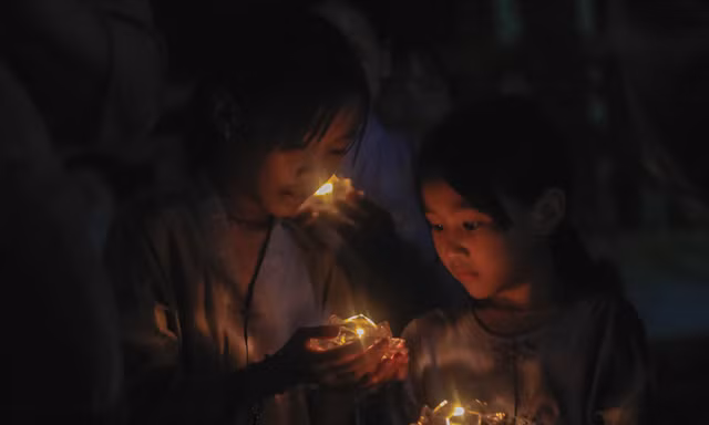 Hàng nghìn hoa đăng bằng thủy tinh được thắp trong mùa vu lan báo hiếu