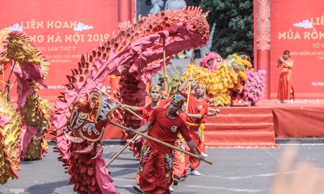 Du khách mãn nhãn với màn 'rồng bay' trên phố đi bộ hồ Gươm